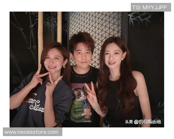 与足球明星亲密合影幼儿园版小朋友们的梦想瞬间尽显童真与活力