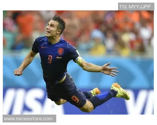 以足球球星纪念衫为纽带重温绿茵传奇感受荣耀与热血的永恒瞬间